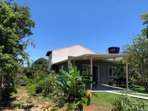 dom z werandą i ogrodem w obiekcie Casa Dom Aquino w mieście Chapada dos Guimarães