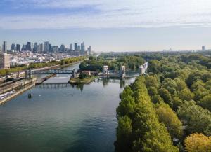 - une vue aérienne sur une rivière avec une ville dans l'établissement CityKamp Paris, à Paris