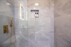 y baño con ducha de azulejos blancos. en Butler House Penthouse 3BR Fireplace en Pittsburgh