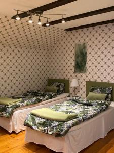 Tempat tidur dalam kamar di Brunstorpsgård Bränneriet