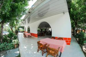 patio ze stołem i krzesłami w obiekcie Hostal Chez Holman w mieście San Luis