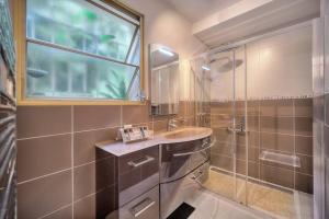 een badkamer met een wastafel en een douche bij Rocher Saint Georges spacieux 3P jardin piscine in Cannes