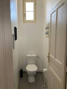 bagno bianco con servizi igienici e finestra di Appartement Notre Dame 2 a Montluçon