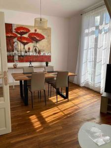 una sala da pranzo con tavolo e sedie con ombrelloni rossi di Appartement Notre Dame 2 a Montluçon