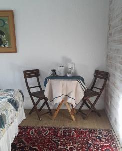 Casa d'Olivier في آرل: طاولة وكرسيين في غرفة