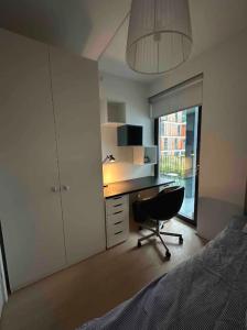 sypialnia z biurkiem, krzesłem i łóżkiem w obiekcie Shared Modern apartment with pets by the waterfront w Sztokholmie