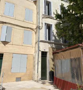 um edifício com uma tenda em frente em Studio Cardeurs em Aix-en-Provence