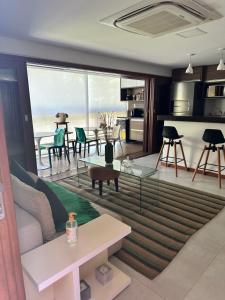 uma sala de estar com um sofá e uma mesa em Barra Grande Exclusive Residence em Marau