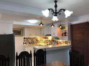 Кухня або міні-кухня у Heart of Paete Laguna, Camarero Transient House