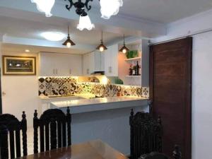 uma cozinha com mesa e cadeiras num quarto em Heart of Paete Laguna, Camarero Transient House em Paete