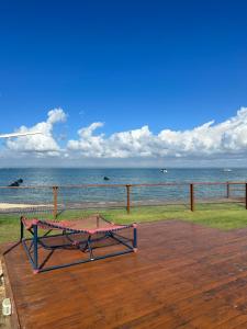 uma rede de descanso sentada num deque com vista para o oceano em Barra Grande Exclusive Residence em Marau