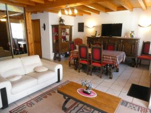 sala de estar con sofá y mesa en Gite La Balaguere, en Cauterets
