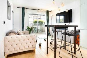 una sala de estar con un sofá y una mesa en Superbe appartement refait au centre de Clamart, en Clamart