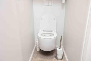 Baño blanco con aseo en un establo en Superbe appartement refait au centre de Clamart, en Clamart 3 fotos más