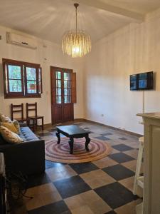 - un salon avec un canapé et une table basse dans l'établissement Martinolli5130, à Córdoba