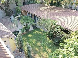 una vista aérea de un patio con plantas en Stay in TimisoarAcom, en Timisoara