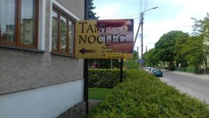 ein Schild vor einem Gebäude neben einer Straße in der Unterkunft Uslugi Hotelowe Władysław in Paczków