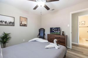 a bedroom with a bed and a ceiling fan at Family and Dog Friendly Retreat in Arlington