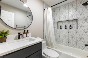 a bathroom with a sink and a toilet and a mirror at Family and Dog Friendly Retreat in Arlington