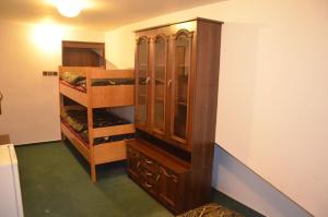 Zimmer mit 2 Etagenbetten und einem Holzschrank in der Unterkunft Ubytování Česká Skalice in Česká Skalice