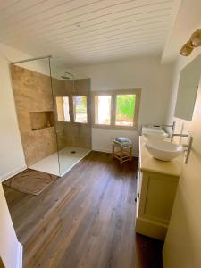 a bathroom with two sinks and a glass shower at Le Clos Boissière - Gîte Cosy in Valence-sur-Baïse