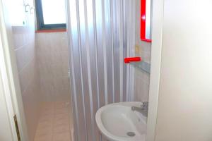 Baño pequeño con lavabo y aseo en BILO CAMERINO a due passi dal mare, con wifi, en Marcelli