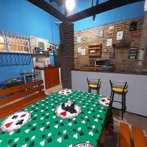 une cuisine avec une table et un tissu de table vert dans l'établissement Suíte quádrupla Odoyá Beach, à Conde