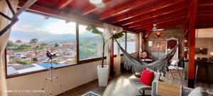 Habitación con hamaca frente a una ventana en My Suite with views of Cali, en Cali