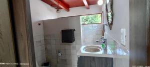un baño con lavabo y espejo en My Suite with views of Cali, en Cali 18 fotos más