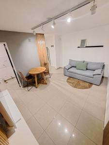 sala de estar con sofá y mesa en Departamento de categoria totalmente equipado zona plaza Colon Cañada en Córdoba