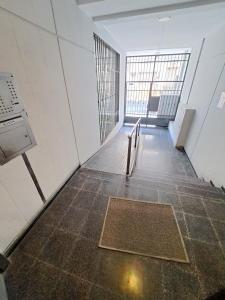 una habitación vacía con una escalera en un edificio en Departamento de categoria totalmente equipado zona plaza Colon Cañada en Córdoba