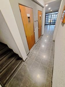 un pasillo vacío de un edificio de oficinas con escaleras mecánicas en Departamento de categoria totalmente equipado zona plaza Colon Cañada en Córdoba