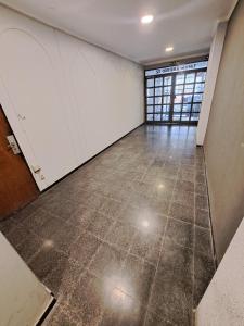 Habitación vacía con suelo de baldosa y paredes blancas. en Departamento de categoria totalmente equipado zona plaza Colon Cañada en Córdoba