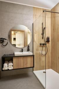 W łazience znajduje się umywalka i lustro. w obiekcie Złoty Horyzont Resort Szklarska Poręba w Szklarskiej Porębie