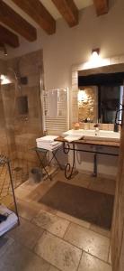 LE BONHEUR DES HÔTES في Suèvres: حمام كبير مع حوض ودش