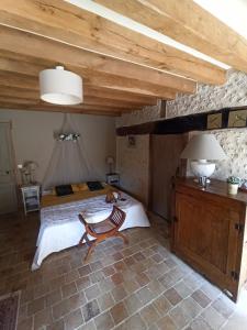 um quarto com uma cama grande e um tecto em madeira em LE BONHEUR DES HÔTES em Suèvres