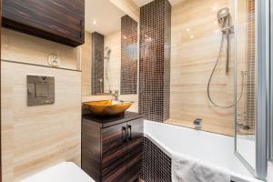 a bathroom with a bowl sink and a shower at Apartament Topiel by Your Freedom in Warsaw +10 photos