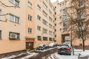 a snowy street with cars parked in front of buildings at Apartament Topiel by Your Freedom in Warsaw