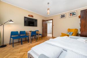 a hotel room with a bed and a table and chairs at Apartament Topiel by Your Freedom in Warsaw