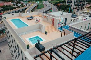 uma vista panorâmica de um edifício com piscina em UMA Suites Chia em Chía