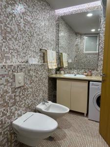 uma casa de banho com um WC e um lavatório em Dry Lake Apartment em Tirana