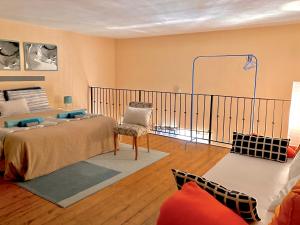 カターニアにあるSakè Loftのベッドルーム1室(ベッド1台、椅子1脚付)