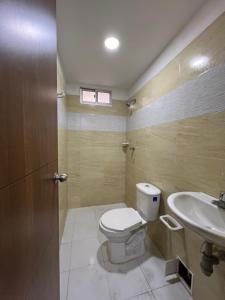 巴蘭基亞的住宿－Gianina house，一间带卫生间和水槽的浴室