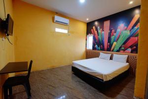 ein Schlafzimmer mit einem Bett und einem Wandgemälde in der Unterkunft OYO 93306 Homestay Harapan Syariah Bulukumba in Bulukumba