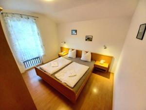 una piccola camera da letto con un letto con due cuscini di Apartment Mölltaler Gletscher 8 a Ausserfragant