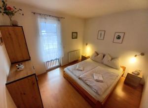 una camera da letto con un letto con due cuscini e una finestra di Apartment Mölltaler Gletscher 8 a Ausserfragant