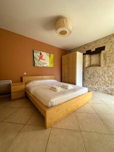 een slaapkamer met een groot bed in een kamer bij Maison Lafuge - Piscine au cœur des vignes in Doulezon