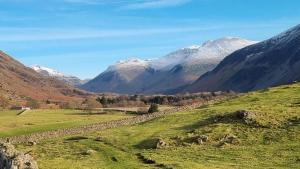 Nether WasdaleにあるScafell and Wasdale Cottagesの山々を背景にした渓谷の景色