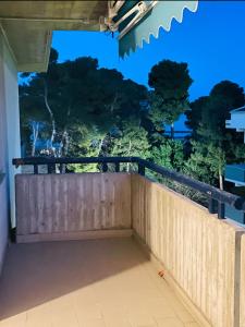 einen Balkon eines Gebäudes mit Bäumen im Hintergrund in der Unterkunft Attico Vista e Fronte mare ZaffiroBlu con posto auto in Montesilvano