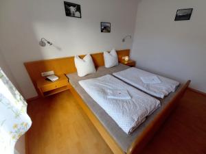 Postel nebo postele na pokoji v ubytování Apartment Mölltaler Gletscher 8 + 16 fotografií